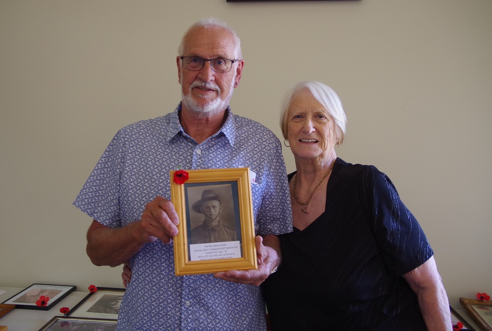 relatives of Roy Outen with his photo