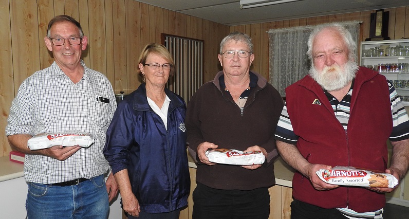 winners Colleen, Colin & Veronica Runners up Robert, John & Ken with trophy sponsor Merle